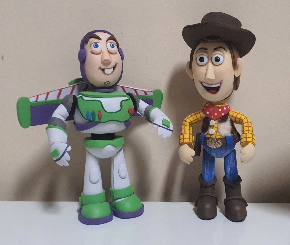 Reno navideño artesanal colocado en una bota decorativa